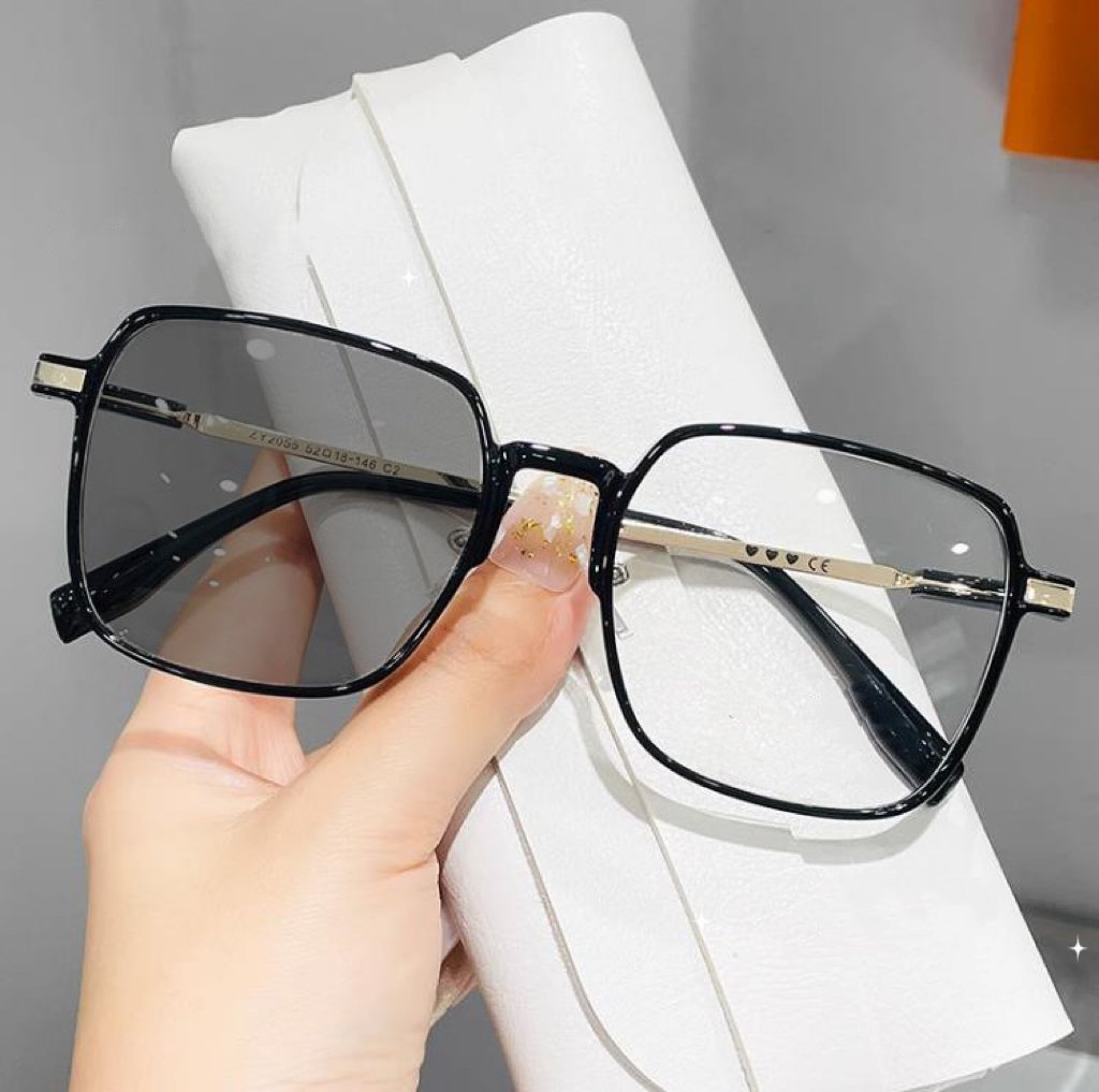Photochromism multiple purposes reading glasses