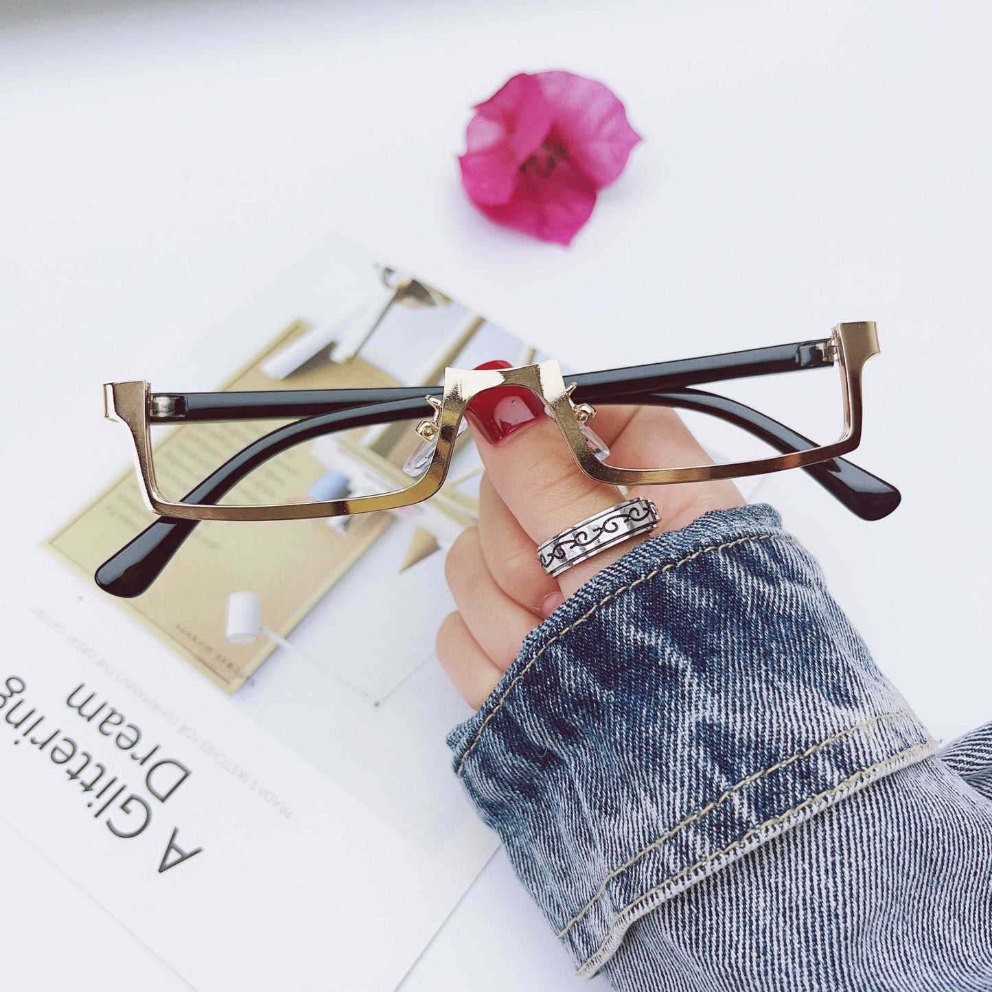 Lower Semi-Rimless Square Glasses